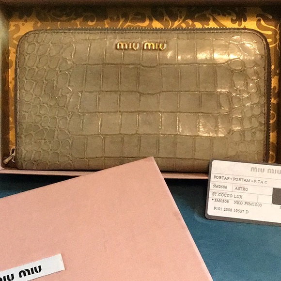 Miu Miu authentic zip around wallet - Picture 2 of 14